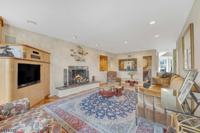 17 Sycamore Dr, Woodcliff Lake Boro, NJ 07677