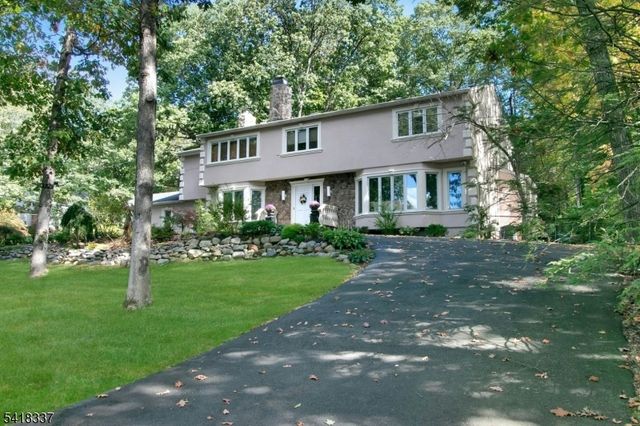 17 Sycamore Dr, Woodcliff Lake Boro, NJ 07677
