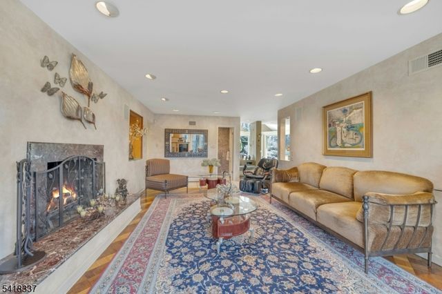 17 Sycamore Dr, Woodcliff Lake Boro, NJ 07677