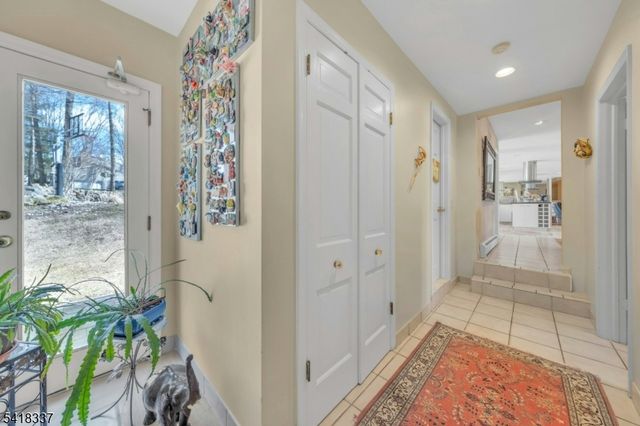 17 Sycamore Dr, Woodcliff Lake Boro, NJ 07677