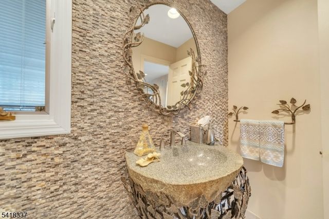 17 Sycamore Dr, Woodcliff Lake Boro, NJ 07677