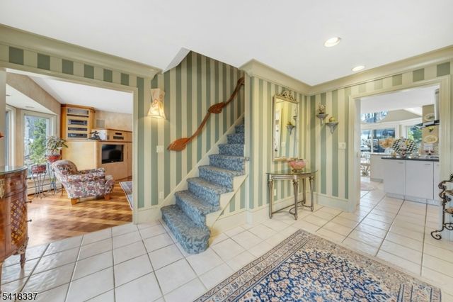 17 Sycamore Dr, Woodcliff Lake Boro, NJ 07677