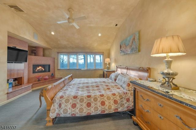 17 Sycamore Dr, Woodcliff Lake Boro, NJ 07677