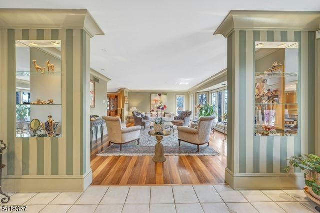 17 Sycamore Dr, Woodcliff Lake Boro, NJ 07677