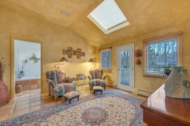 17 Sycamore Dr, Woodcliff Lake Boro, NJ 07677