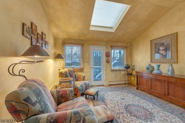 17 Sycamore Dr, Woodcliff Lake Boro, NJ 07677