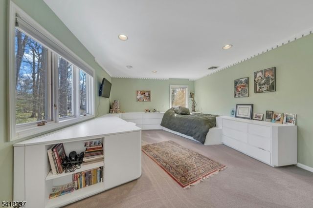 17 Sycamore Dr, Woodcliff Lake Boro, NJ 07677