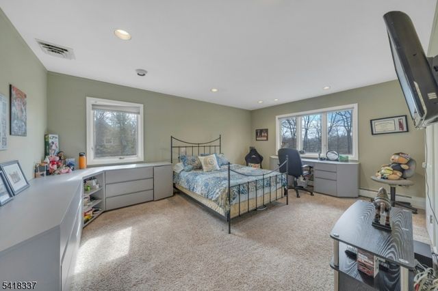 17 Sycamore Dr, Woodcliff Lake Boro, NJ 07677