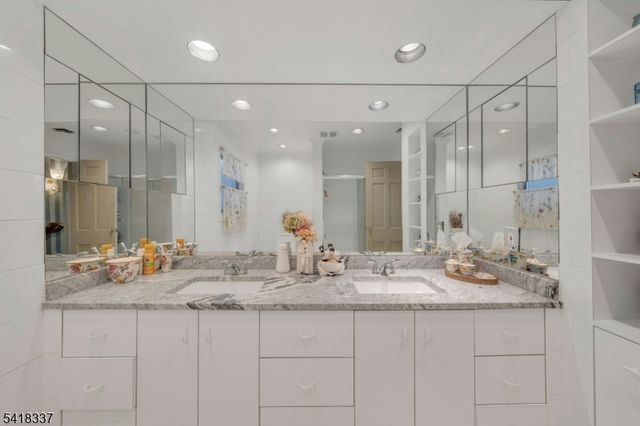 17 Sycamore Dr, Woodcliff Lake Boro, NJ 07677