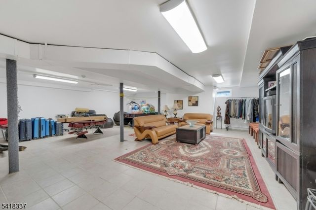 17 Sycamore Dr, Woodcliff Lake Boro, NJ 07677