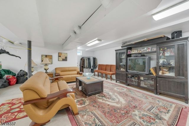 17 Sycamore Dr, Woodcliff Lake Boro, NJ 07677