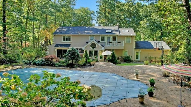 17 Sycamore Dr, Woodcliff Lake Boro, NJ 07677