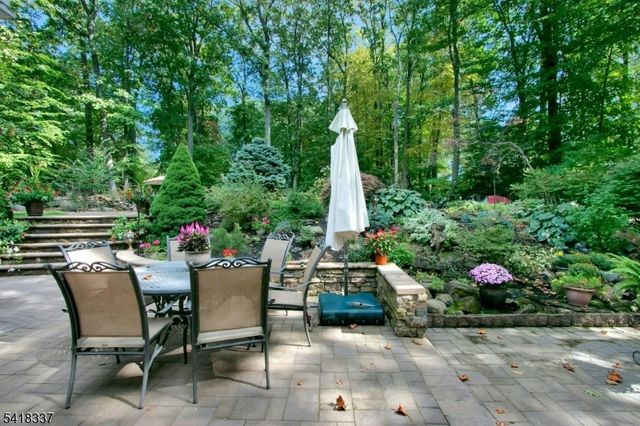 17 Sycamore Dr, Woodcliff Lake Boro, NJ 07677