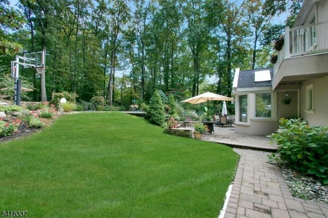 17 Sycamore Dr, Woodcliff Lake Boro, NJ 07677