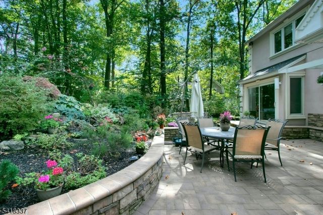 17 Sycamore Dr, Woodcliff Lake Boro, NJ 07677