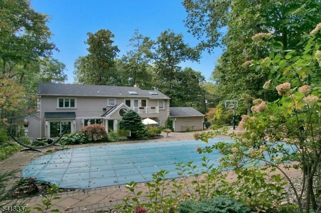 17 Sycamore Dr, Woodcliff Lake Boro, NJ 07677
