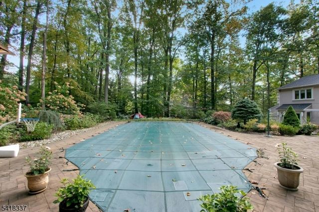 17 Sycamore Dr, Woodcliff Lake Boro, NJ 07677