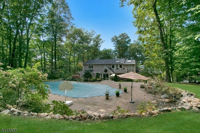 17 Sycamore Dr, Woodcliff Lake Boro, NJ 07677