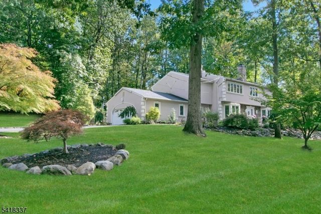 17 Sycamore Dr, Woodcliff Lake Boro, NJ 07677