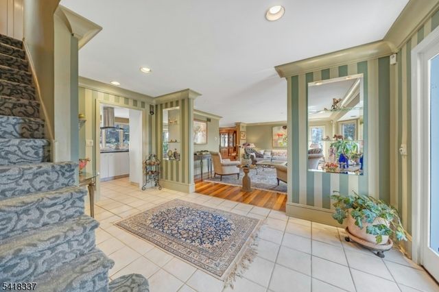 17 Sycamore Dr, Woodcliff Lake Boro, NJ 07677