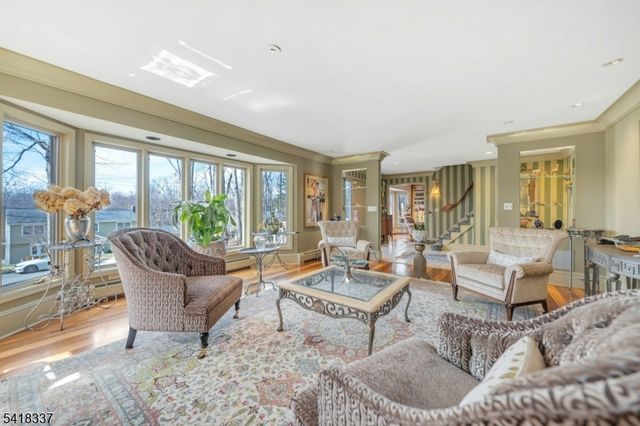 17 Sycamore Dr, Woodcliff Lake Boro, NJ 07677