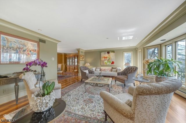 17 Sycamore Dr, Woodcliff Lake Boro, NJ 07677