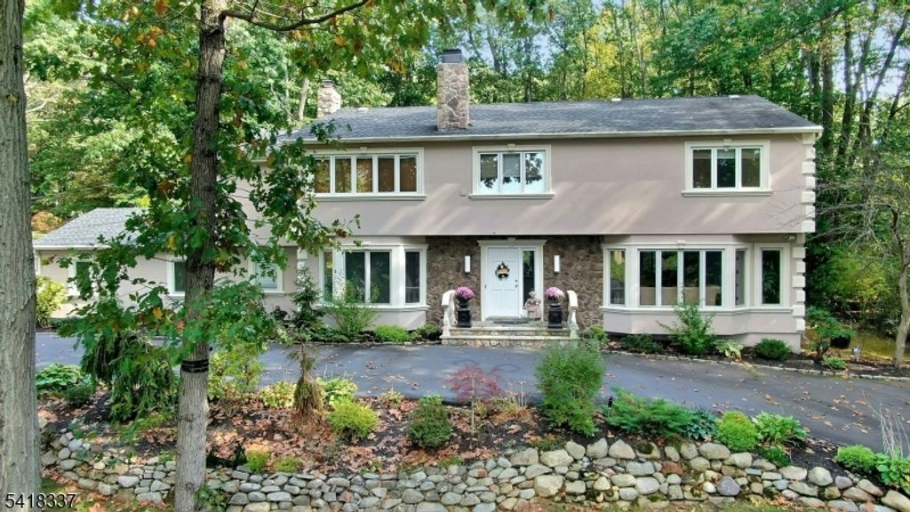 17 Sycamore Dr, Woodcliff Lake Boro, NJ 07677