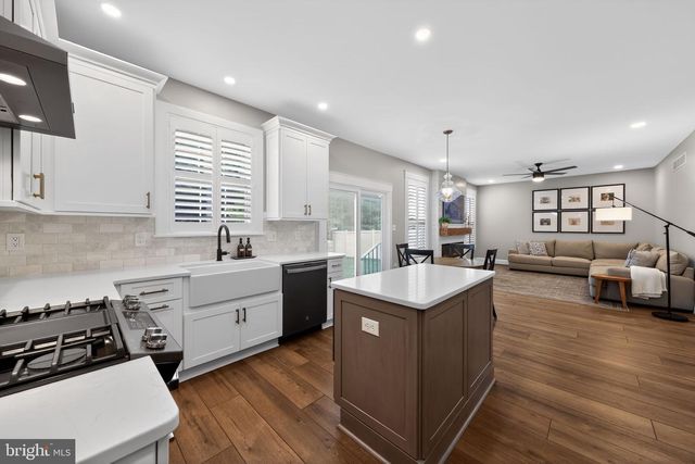 306 PICKWICK DR, Williamstown, NJ 08094