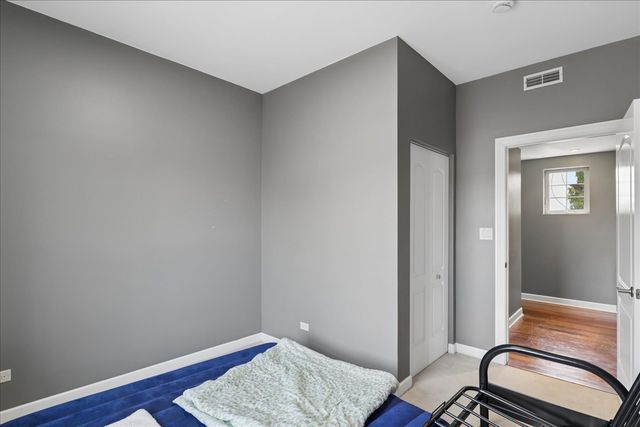 3629 S GILES Avenue 4, Chicago, IL 60653