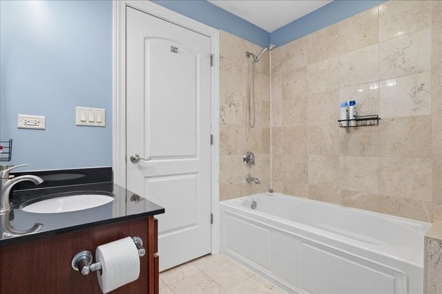 3629 S GILES Avenue 4, Chicago, IL 60653