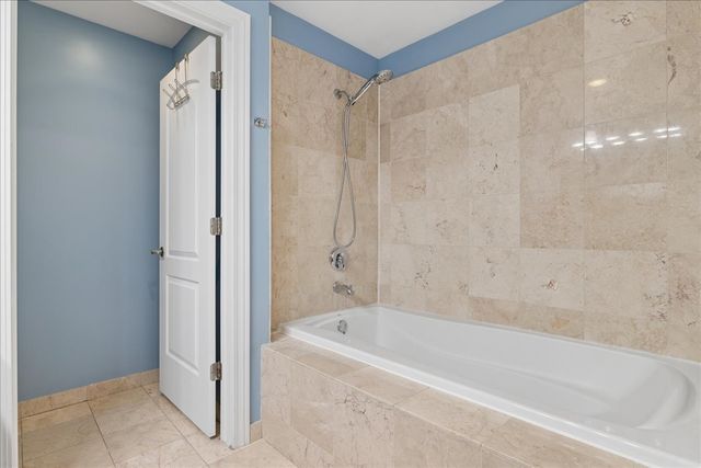 3629 S GILES Avenue 4, Chicago, IL 60653