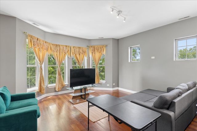 3629 S GILES Avenue 4, Chicago, IL 60653