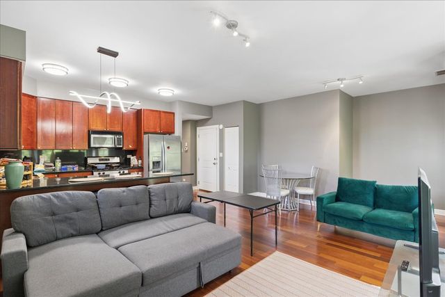 3629 S GILES Avenue 4, Chicago, IL 60653