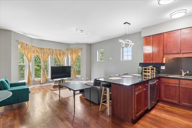 3629 S GILES Avenue 4, Chicago, IL 60653