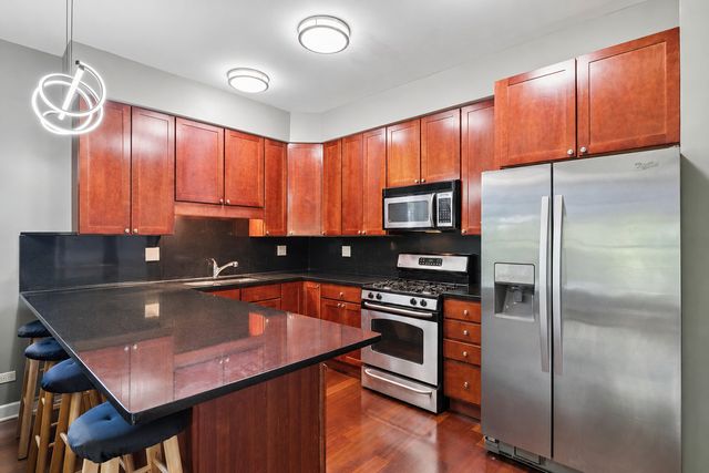3629 S GILES Avenue 4, Chicago, IL 60653
