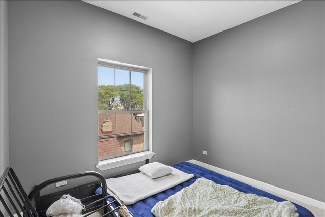 3629 S GILES Avenue 4, Chicago, IL 60653