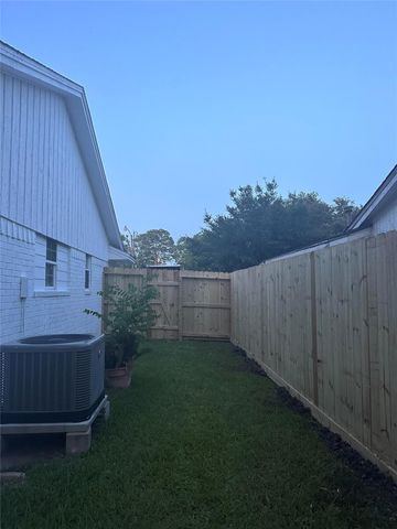 5316 Tanglebriar Drive, Dickinson, TX 77539