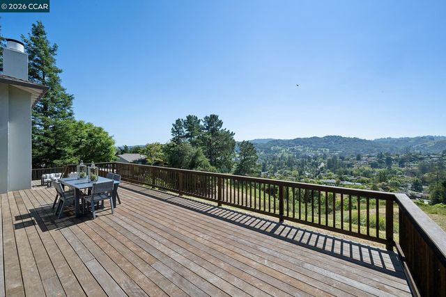 101 Warfield Dr, Moraga, CA 94556