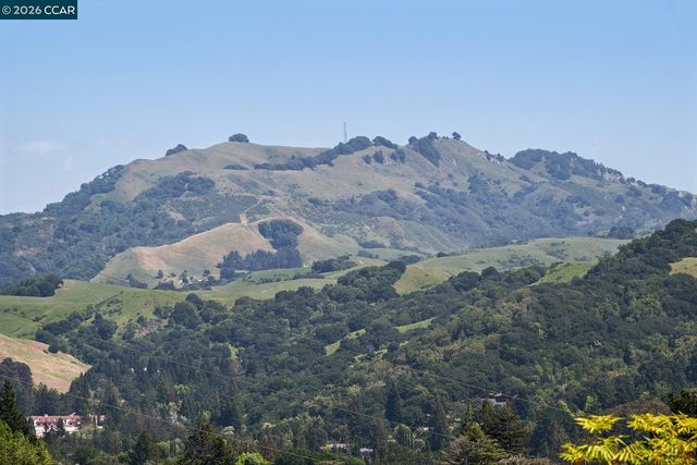 101 Warfield Dr, Moraga, CA 94556