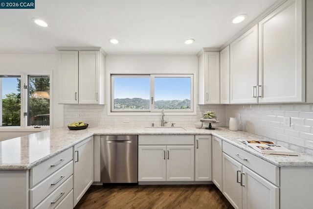 101 Warfield Dr, Moraga, CA 94556