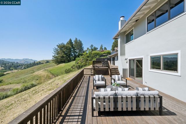 101 Warfield Dr, Moraga, CA 94556