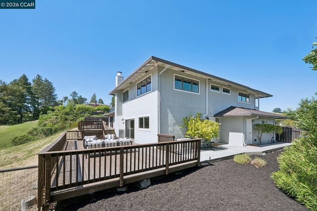 101 Warfield Dr, Moraga, CA 94556