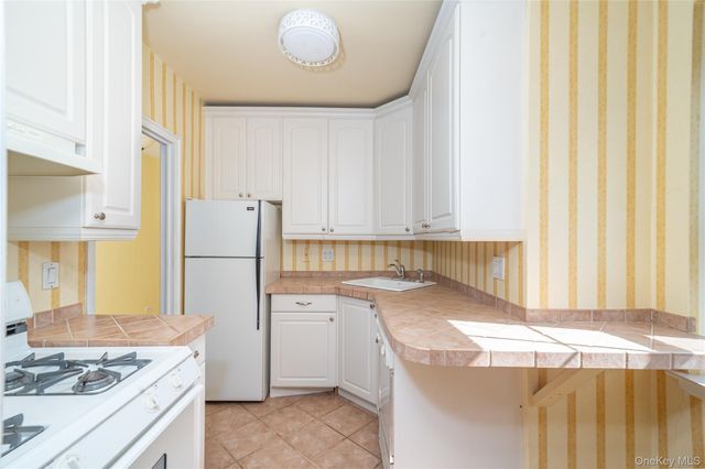 198 Garth Road 2B, Scarsdale, NY 10583