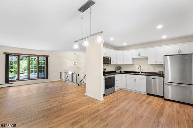 17 Elm St, Stanhope Boro, NJ 07874