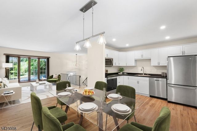 17 Elm St, Stanhope Boro, NJ 07874