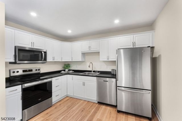 17 Elm St, Stanhope Boro, NJ 07874