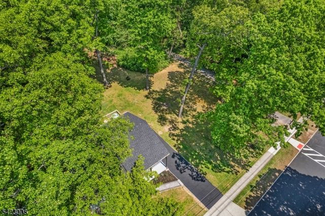 17 Elm St, Stanhope Boro, NJ 07874