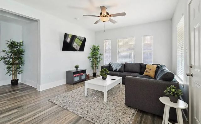 702 N Edgefield Avenue, Dallas, TX 75208