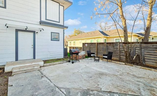 702 N Edgefield Avenue, Dallas, TX 75208