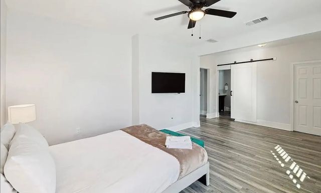 702 N Edgefield Avenue, Dallas, TX 75208